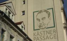Erich Kästners Porträt an einem Haus der sogenannten Kästner-Passage in der Dresdner Neustadt