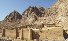 Das Katharinenkloster am Berg Sinai ist heute Ausgangspunkt für die Besteigung des Ortes          
          <div class=