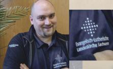 Sebastian Gerhardt aus Zschopau bringt das Landeskirchen-Logo auf die Kleidung
