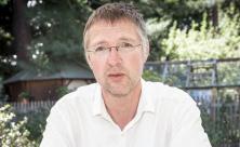 »Frieden betend erträumen«: Der Dichter und Theologe Christian Lehnert sieht den Gottesdienst als Ort          
          <div class=