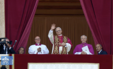 Papst Leo XIV. präsentiert sich auf der Loggia des Petersdoms © Screenshot Vatikan News via YouTube https://www.vaticannews.va/en/pope/news/2025-05/habemus-papam.html