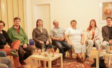 Teilnehmer und Veranstalter am Abschlussabend in gemütlicher Runde: Rückblick halten und das eigene Bild von Kirche beschreiben. Teilnehmer und Veranstalter am Abschlussabend in gemütlicher Runde: Rückblick halten und das eigene Bild von Kirche beschreiben.
