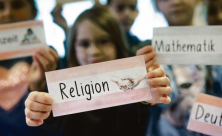 Das Schulfach Religionsunterricht ist im Wandel. Längst wird nicht mehr nur nach evangelisch oder katholisch unterschieden. Doch auch insgesamt wird das Fach in Frage gestellt. © epd-bild/Detlef Heese