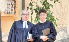Oberkirchenrat i. R. Friedemann Oehme in Siebenbürgen mit Diakonin Cristina Arvay. Oberkirchenrat i. R. Friedemann Oehme in Siebenbürgen mit Diakonin Cristina Arvay.