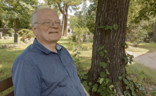 Christof Voigt sitzt auf einer Bank auf dem Friedhof vor der Urbanskirche in Meißen und atmet im Schatten der Bäume durch. In Gedanken ist er oft nebenan in der Johanneskirche          
          <div class=