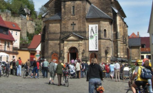 Radfahrer vor der Kirche in Stadt Wehlen am Elberadweg in der Sächsischen Schweiz.
