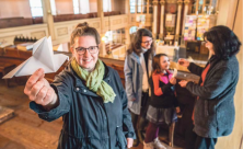 Ausgefallene Kunstprojekte in der Kirche Wildbach: Künstlerin Annett Beier hält eine gebastelte Friedenstaube in der Hand          
          <div class=