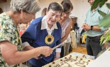 Stets Miteinander: Die Geburtstagstorte wird angeschnitten. © Astrid Sonntag Stets Miteinander: Die Geburtstagstorte wird angeschnitten. © Astrid Sonntag